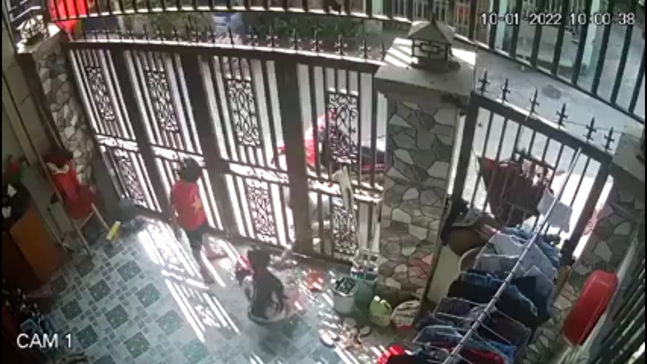 CLIP: Giữa ban ngày, người phụ nữ liều lĩnh dụ dỗ 2 cháu nhỏ ở Bình Dương