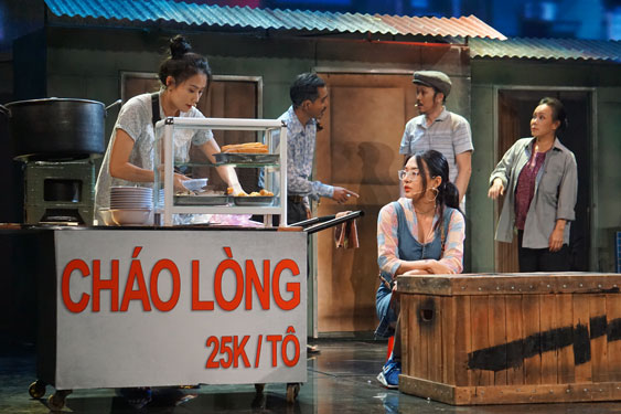 Rộn ràng sàn diễn chuẩn bị đón Tết