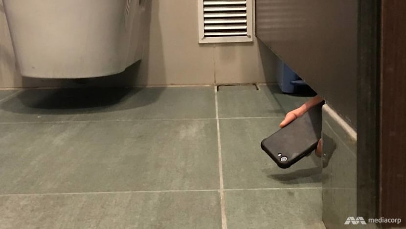 Nghiên cứu sinh quay lén hàng chục người trong nhà vệ sinh