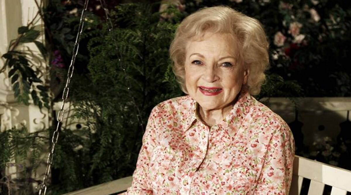 H&eacute; lộ nguy&ecirc;n nh&acirc;n minh tinh Betty White qua đời trong l&uacute;c ngủ - Ảnh 2.