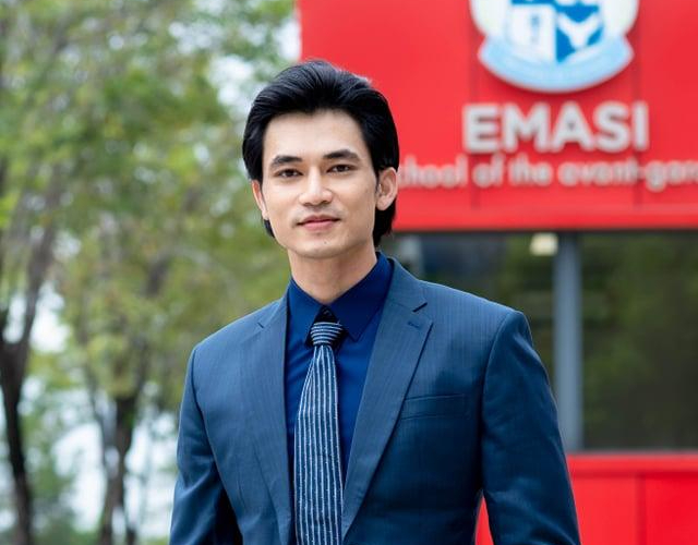 Anh Huy Lê trong trang phục Mon Amie Veston