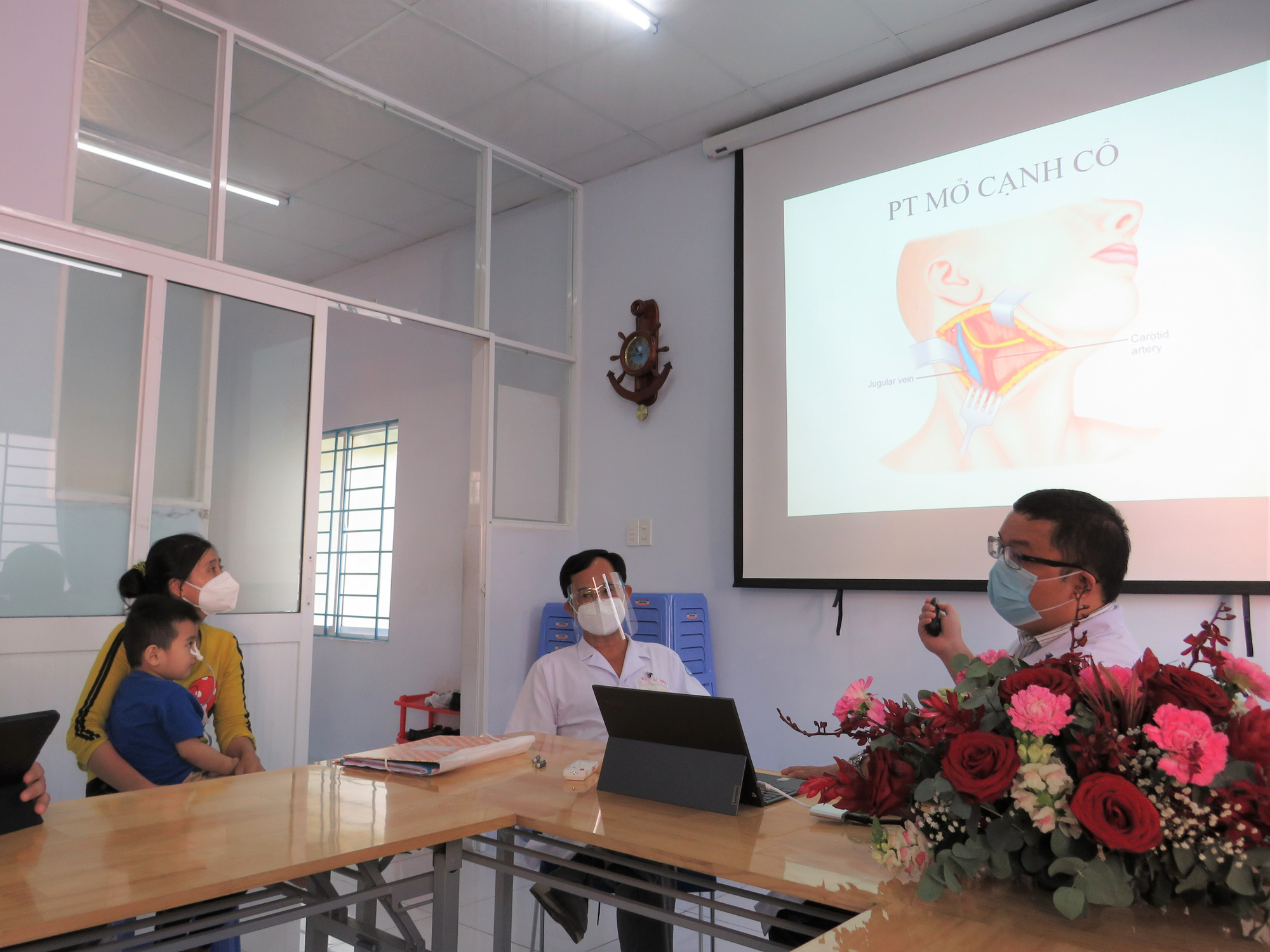 Hy hữu bé trai được cứu sau 5 ngày xương cá đâm vào ống động mạch cổ