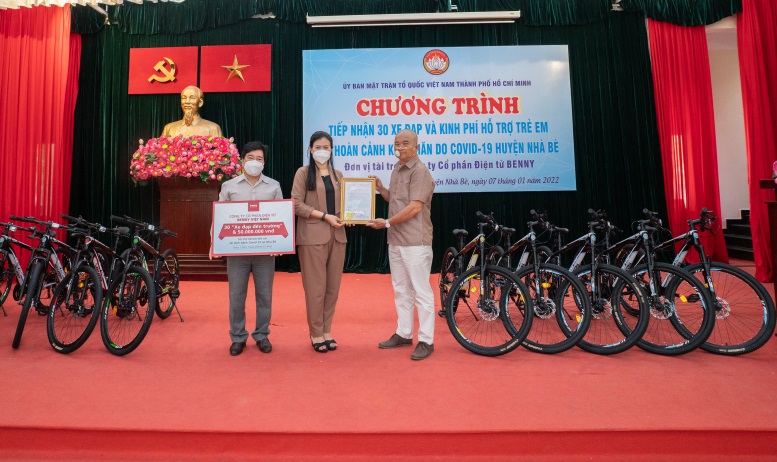 Benny phối hợp c&ugrave;ng MTTQ Việt Nam TP HCM thực hiện chương tr&igrave;nh &ldquo;Xe đạp đến trường&rdquo; - Ảnh 1.