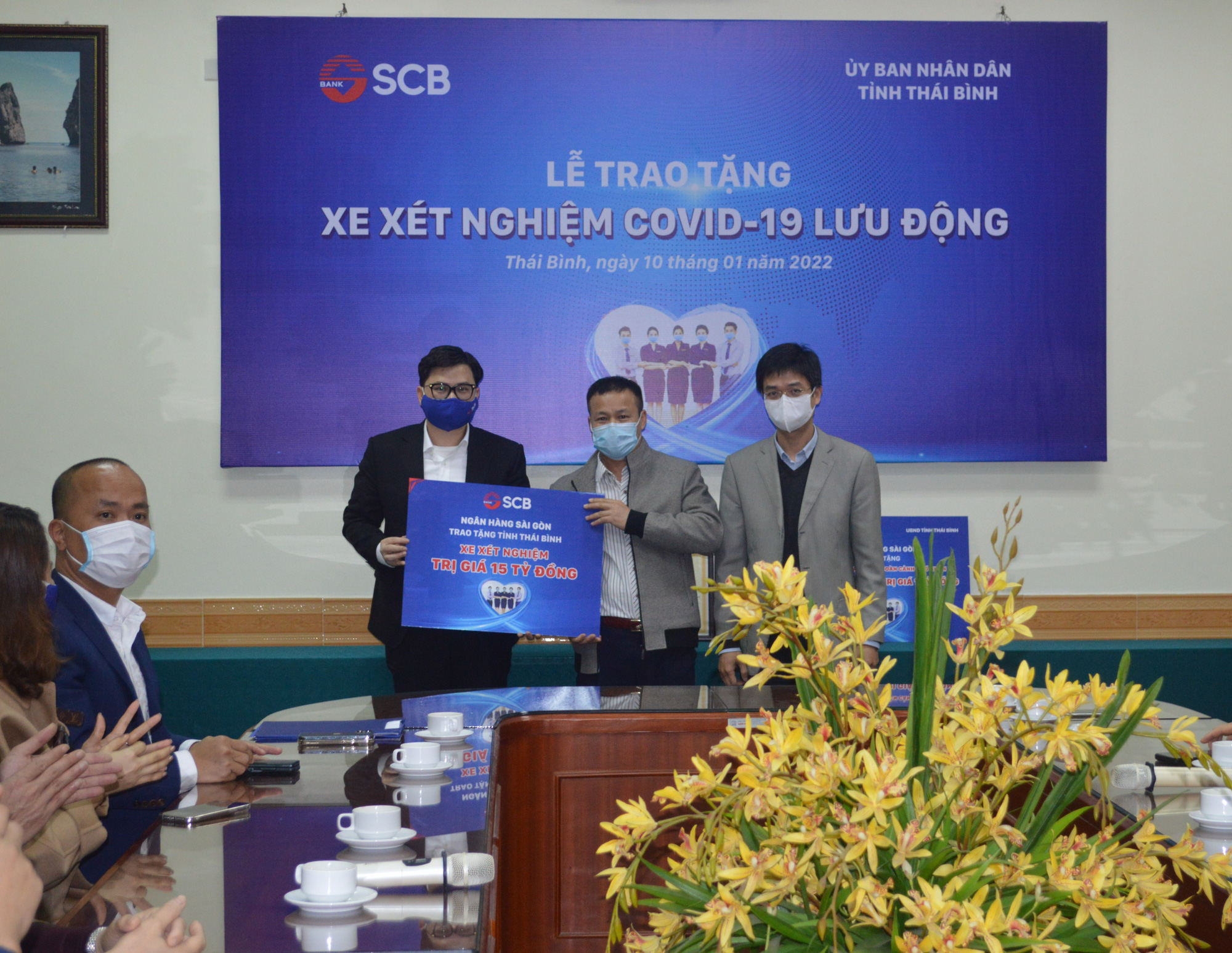 SCB tiếp tục trao tặng xe xét nghiệm lưu động