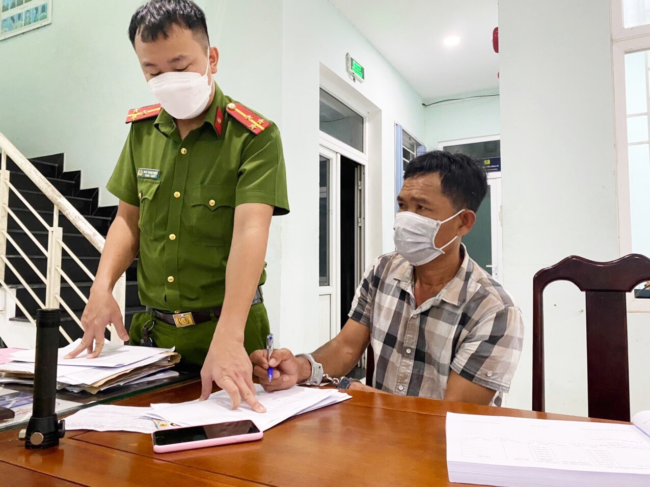 Đ&agrave; Nẵng: Bắt giam một ma men kẹp cổ c&ocirc; g&aacute;i để cướp điện thoại - Ảnh 1.