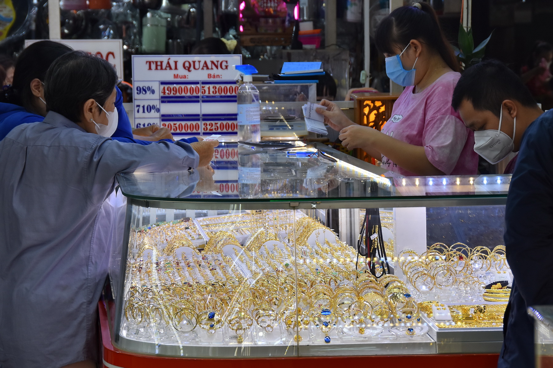 Giá vàng hôm nay 12-1: Lao lên khi đồng USD bị bán tháo