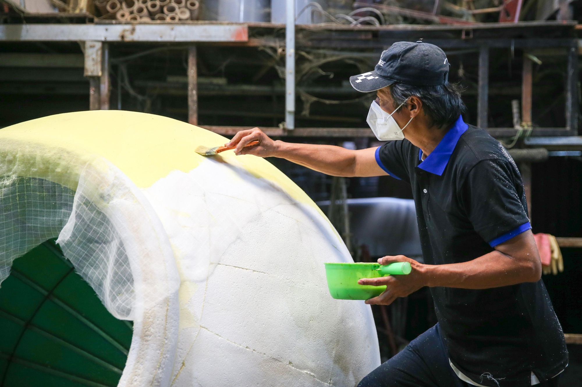 Đột k&iacute;ch xưởng tạo h&igrave;nh ch&uacute;a tể sơn l&acirc;m cho đường hoa Nguyễn Huệ - Ảnh 7.