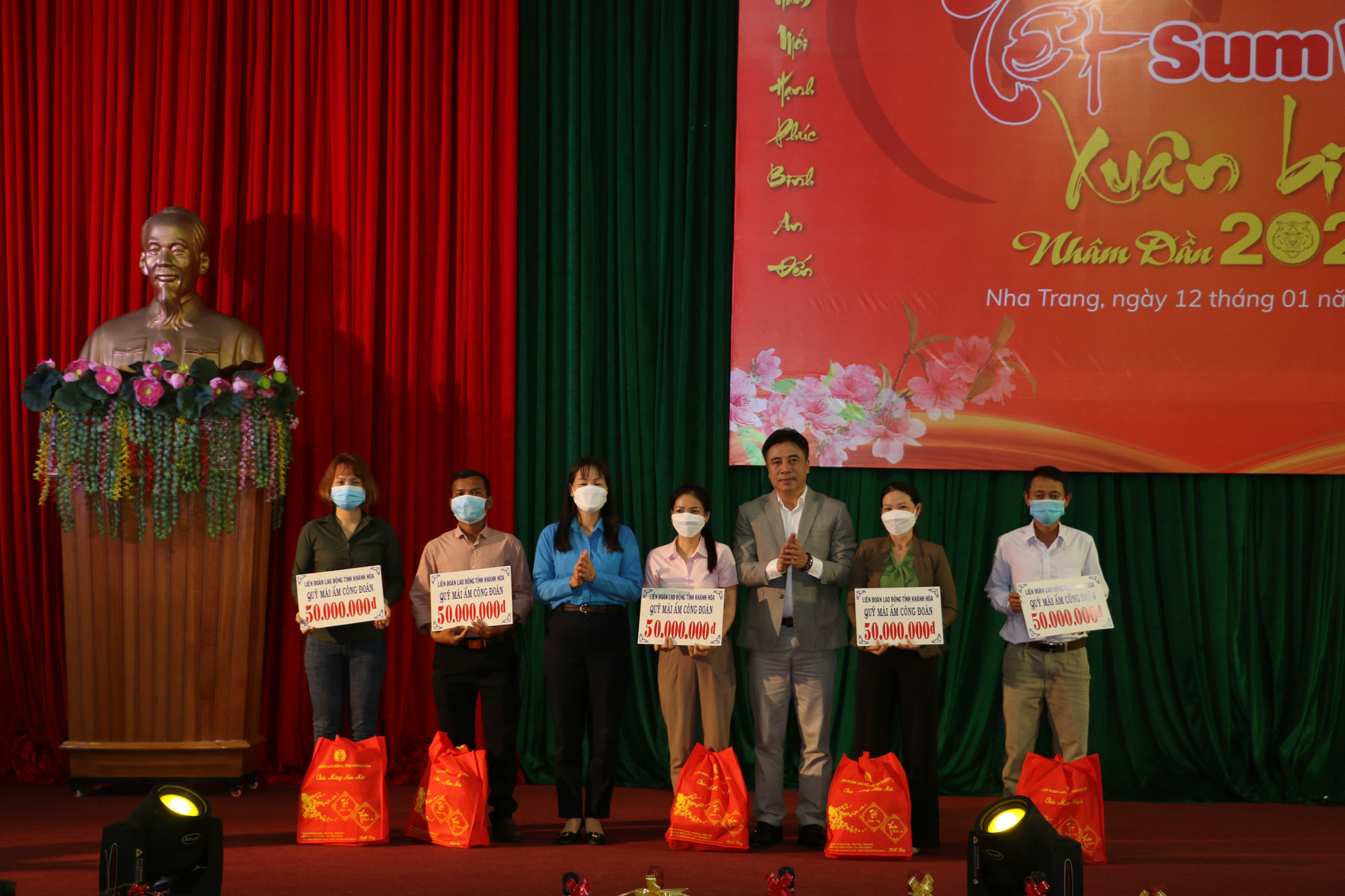 Khánh Hoà: Công nhân khó khăn vui Tết Sum vầy - Ảnh 1.
