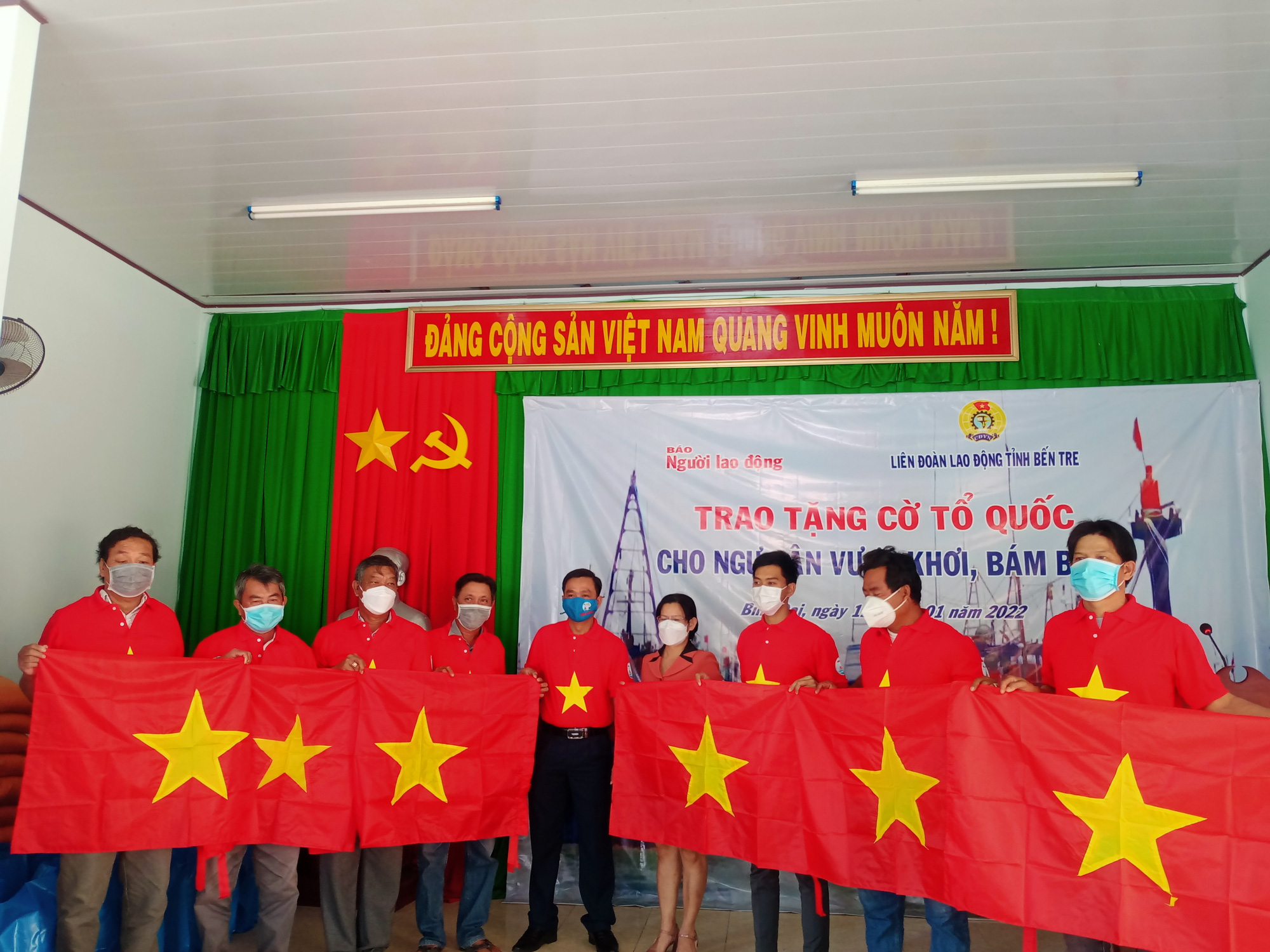 Trao 10.000 lá cờ Tổ quốc cho ngư dân Bến Tre