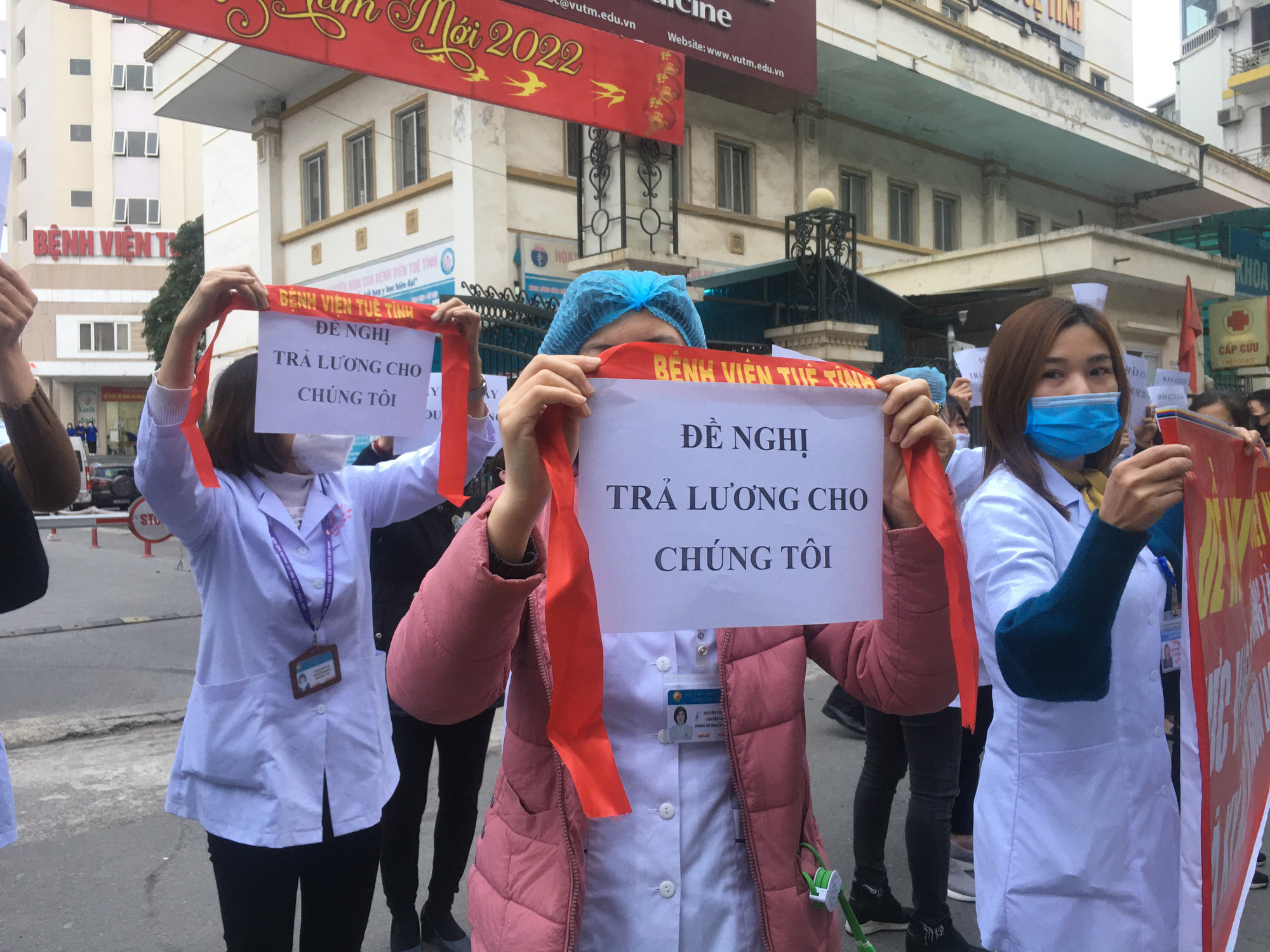 Nhân viên y tế Bệnh viện Tuệ Tĩnh căng băng rôn yêu cầu trả lương