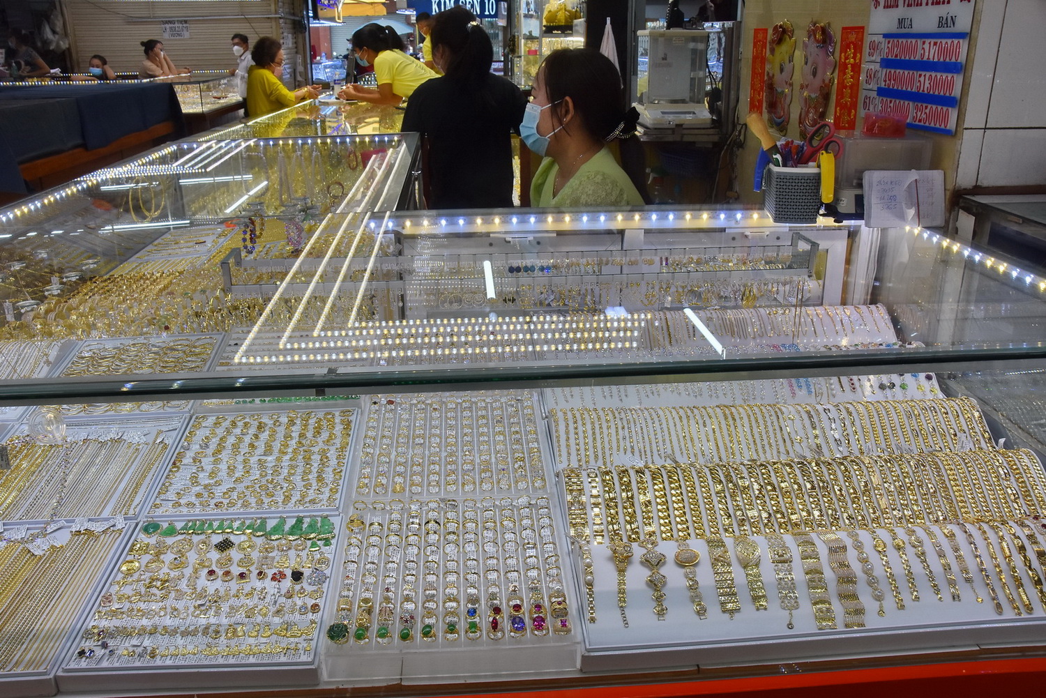 Giá vàng hôm nay 13-1: Tăng tiếp do đồng USD còn suy yếu