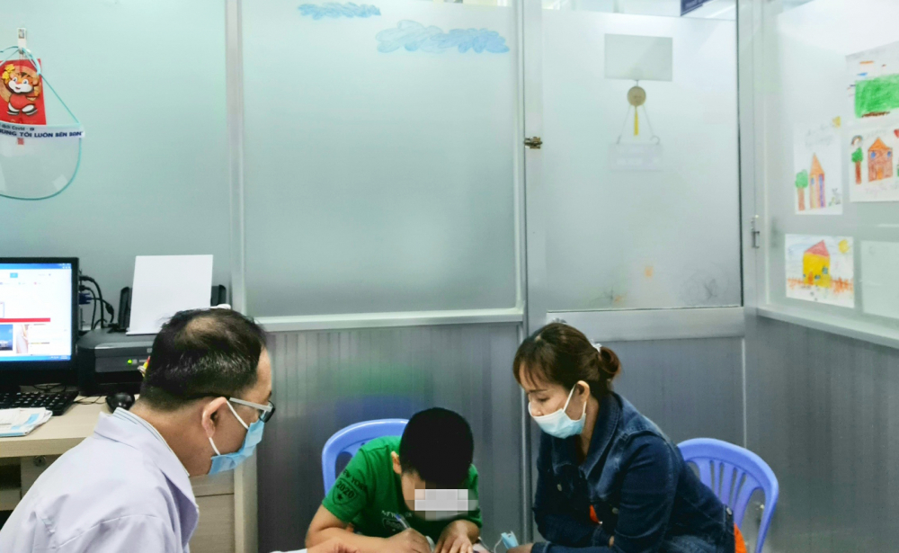 Cha mẹ hay đánh con, có cần điều trị tâm lý?