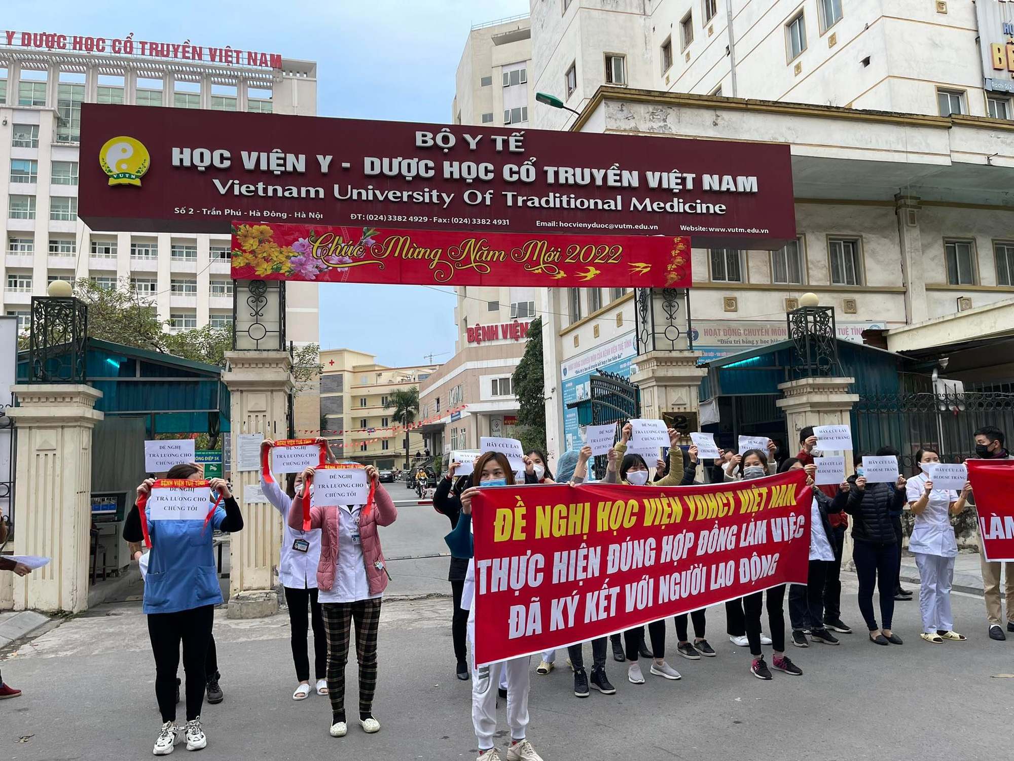 Phập phù lương, thưởng Tết cho nhân viên y tế