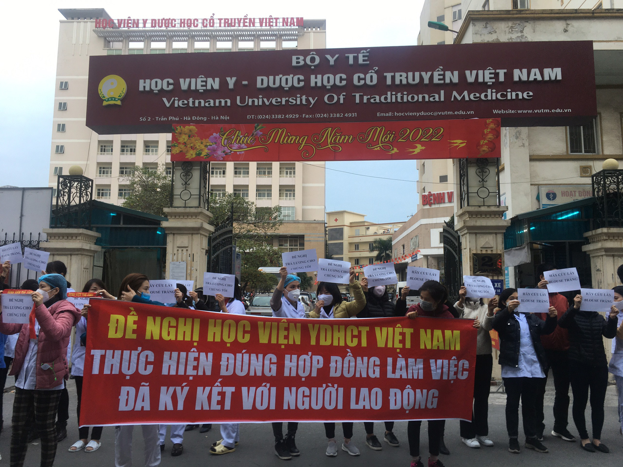 Vụ nợ lương nh&acirc;n vi&ecirc;n Bệnh viện Tuệ Tĩnh: Đề nghị hỗ trợ mỗi người 2 triệu đồng - Ảnh 1.