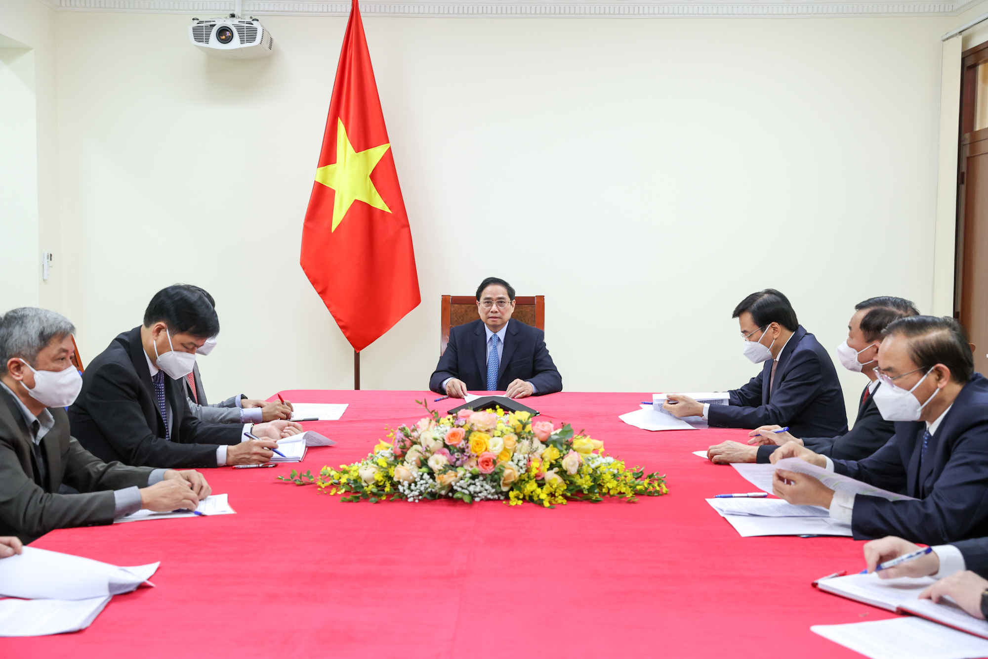 Thủ tướng Phạm Minh Ch&iacute;nh v&agrave; Thủ tướng Trung Quốc điện đ&agrave;m, giải quyết vấn đề &aacute;ch tắc h&agrave;ng h&oacute;a tại cửa khẩu - Ảnh 2.