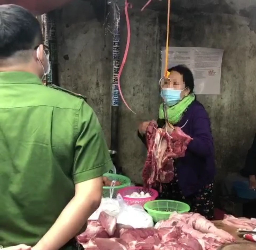 Đà Nẵng: 2 mẹ con tiểu thương “vượt rào” cách ly y tế, trốn ra chợ bán thịt