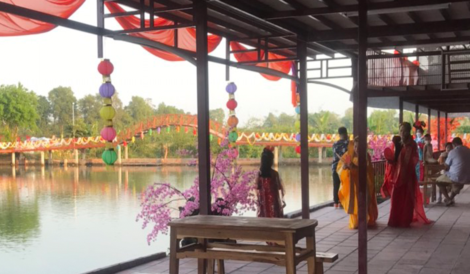 “Cổ Mộc Trấn” vẫn mở cửa đón khách sau quyết định xử phạt - Ảnh 2.