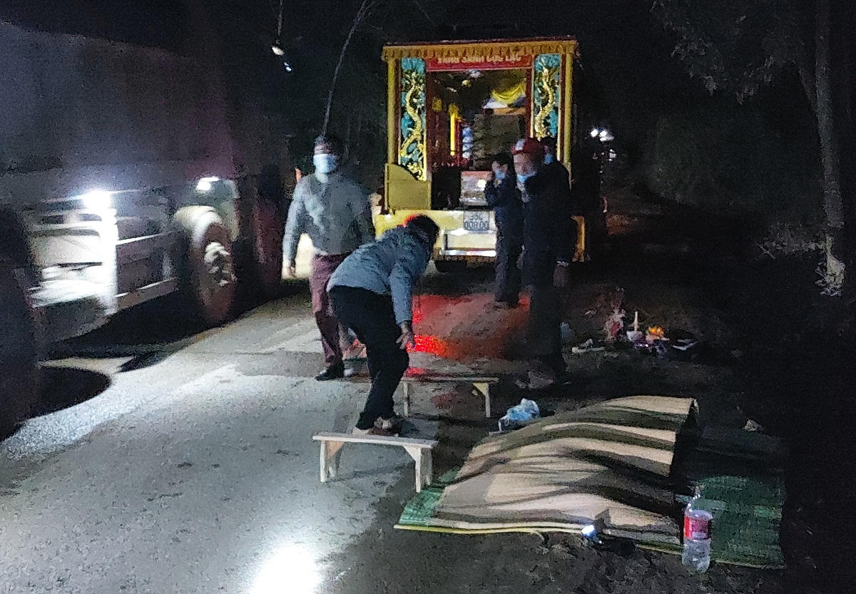 Xe "hổ vồ" cán chết cụ ông 79 tuổi vừa đi chùa về, kéo lê 50 m