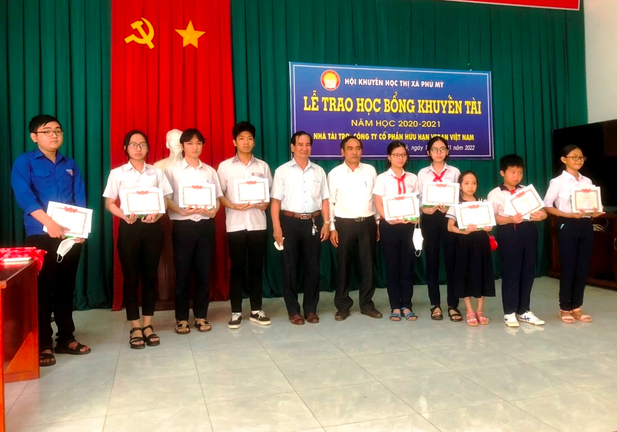 Vedan Việt Nam tiếp sức học sinh, sinh vi&ecirc;n khuyết tật vượt kh&oacute; đến trường - Ảnh 2.