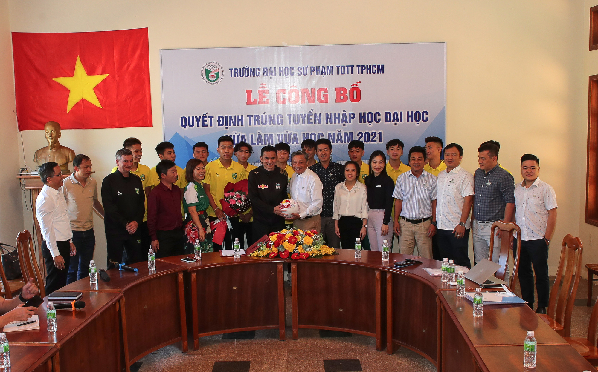 49 t&acirc;n khoa ĐH Sư phạm TDTT TP HCM từ Học viện HAGL v&agrave; Nutifood JMG - Ảnh 1.