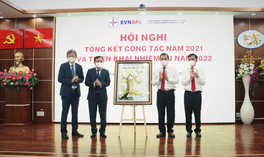 Năm 2021: EVNSPC thực hiện tốt mục ti&ecirc;u bảo đảm cấp điện v&agrave; chống dịch hiệu quả - Ảnh 3.