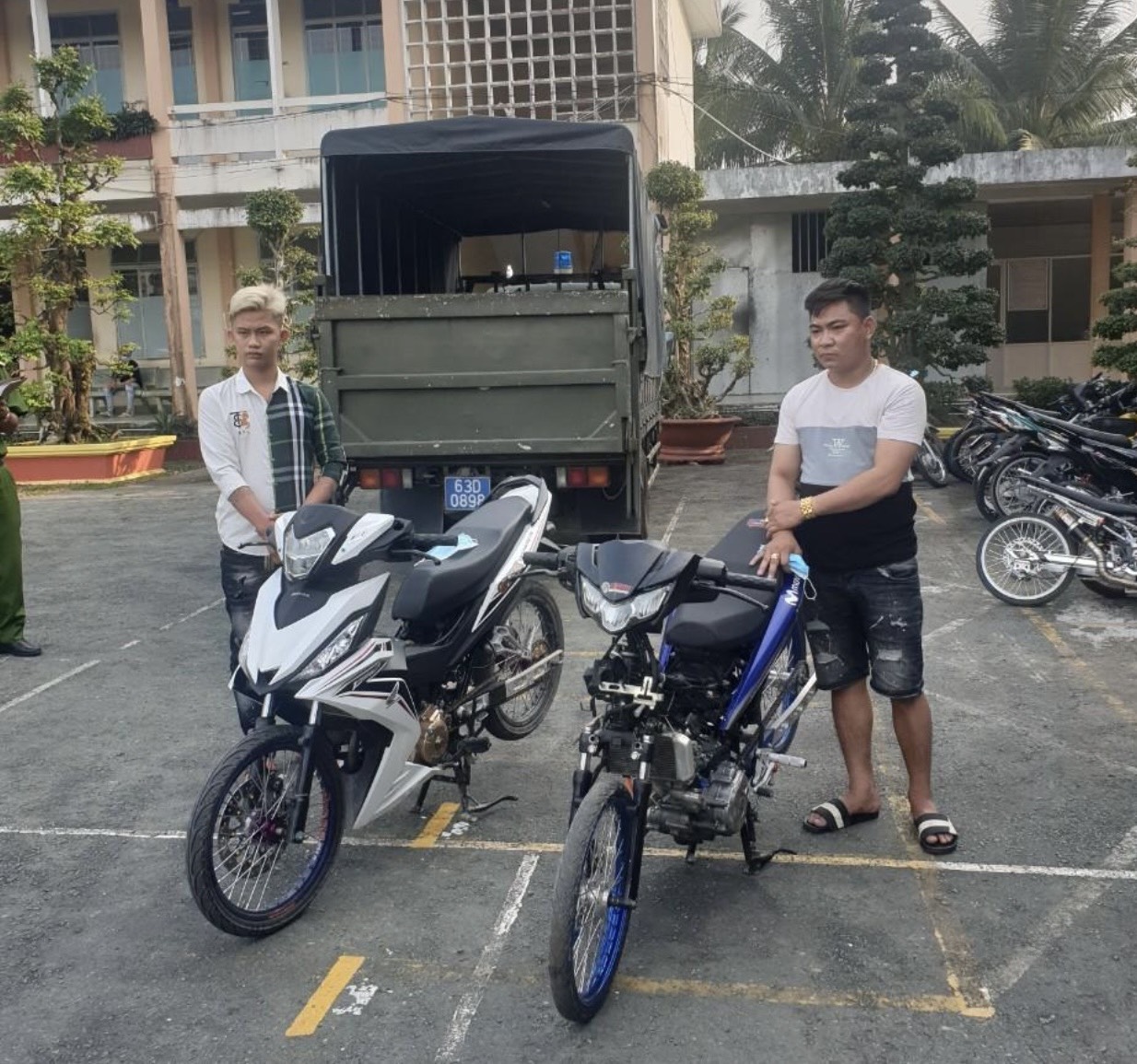 Bắt khẩn cấp 5 qu&aacute;i xế tổ chức đua xe tr&aacute;i ph&eacute;p