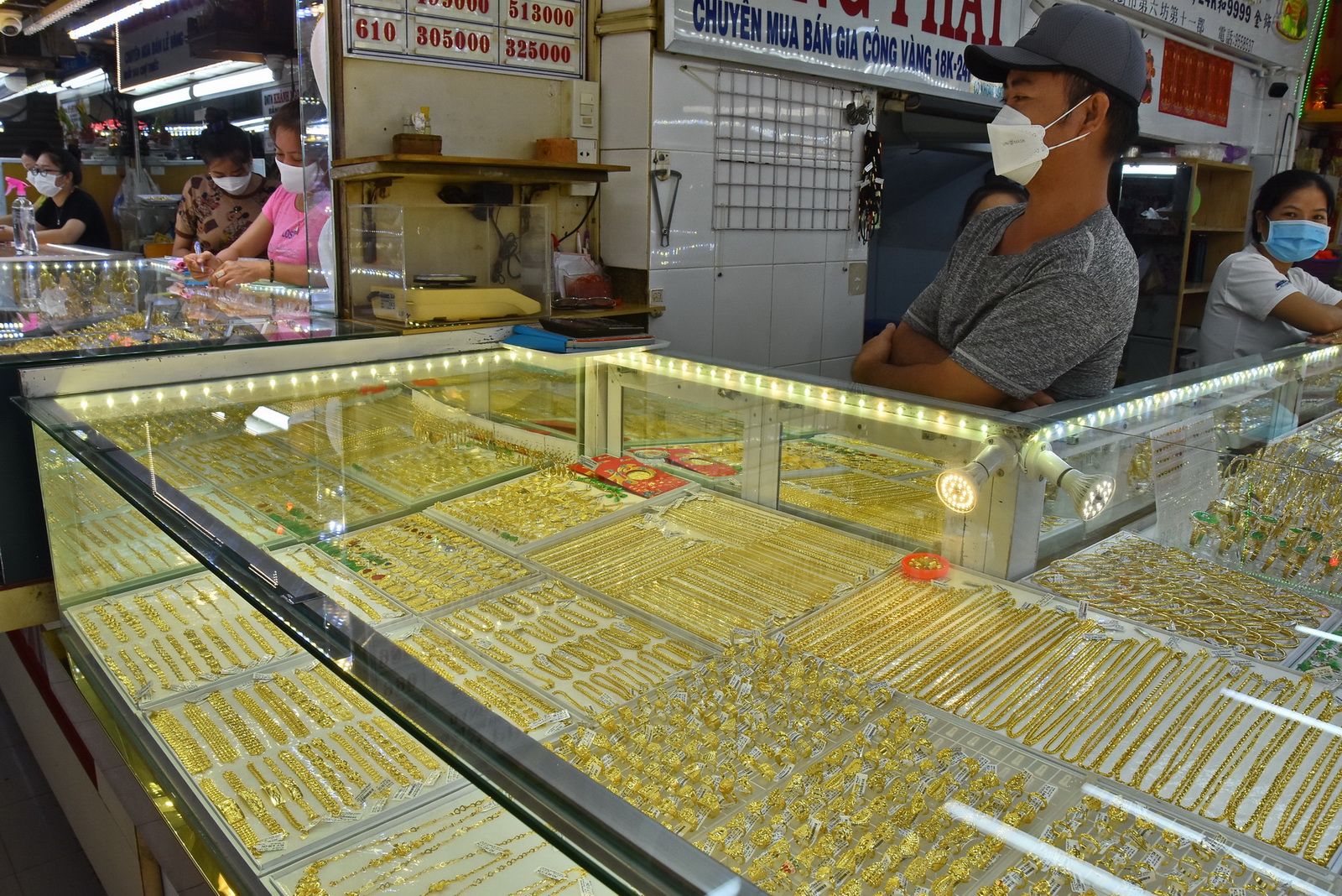 Giá vàng hôm nay 15-1: Giảm do USD đảo chiều tăng giá