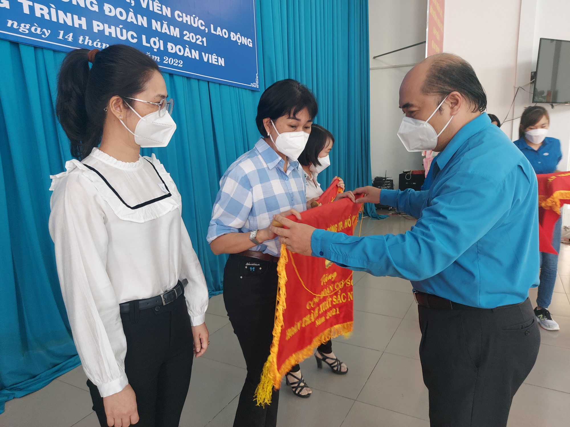 Đồng h&agrave;nh với đo&agrave;n vi&ecirc;n trong dịch Covid-19 - Ảnh 1.