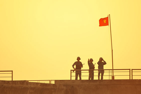 Cuộc thi ảnh "Thiêng liêng cờ Tổ quốc": Lặng lẽ nơi tuyến đầu