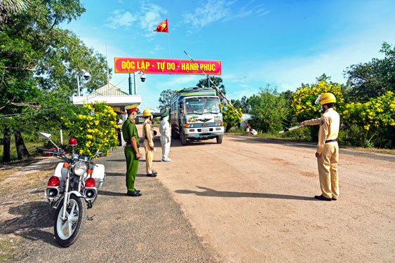 Cuộc thi ảnh Thi&ecirc;ng li&ecirc;ng cờ Tổ quốc: Lặng lẽ nơi tuyến đầu - Ảnh 7.