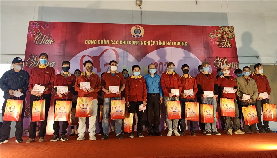 Nhiều địa phương ph&iacute;a Bắc tổ chức Tết Sum vầy - Xu&acirc;n b&igrave;nh an cho c&ocirc;ng nh&acirc;n - Ảnh 6.