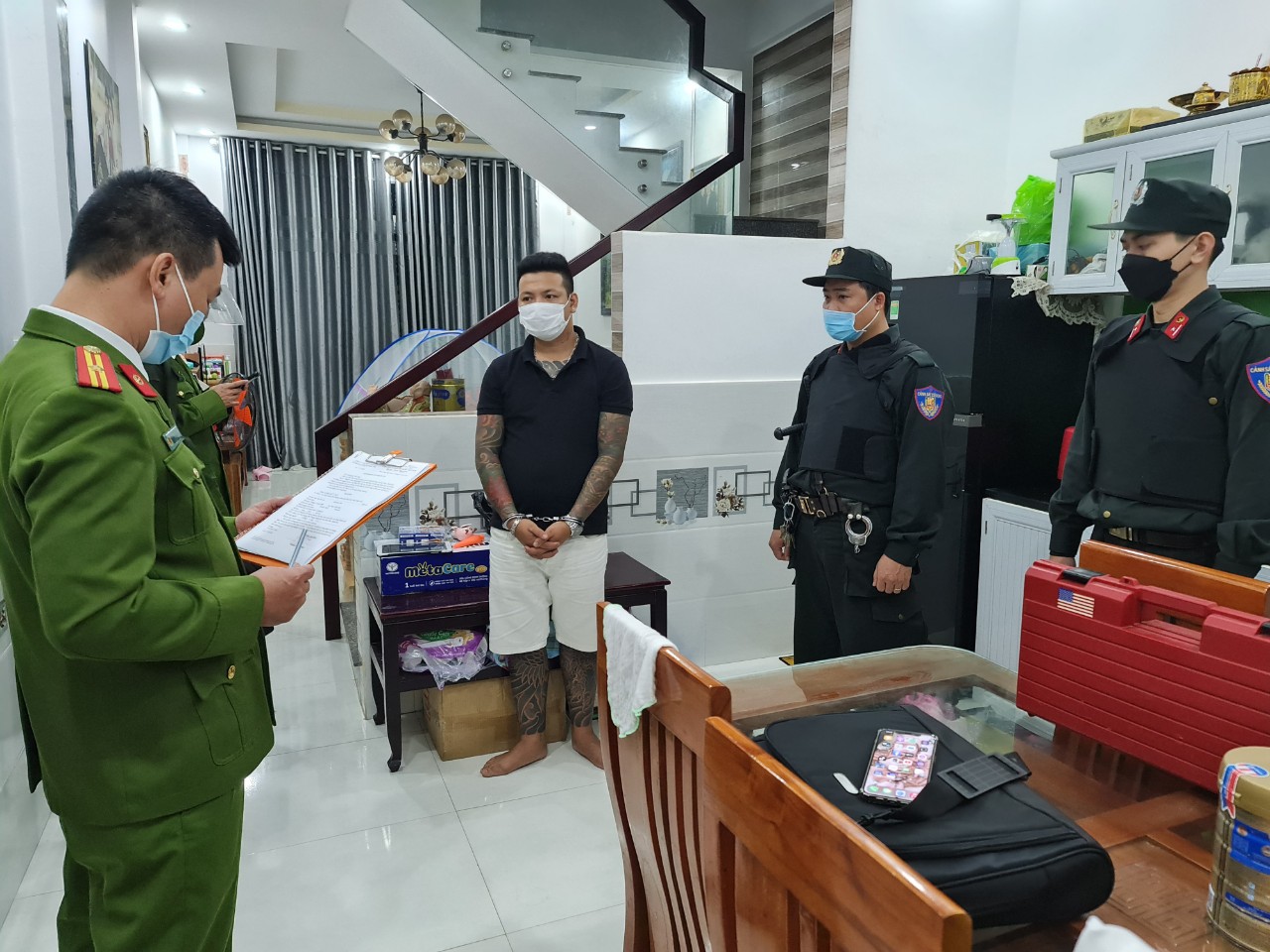 Phá đường dây cá độ bóng đá hơn 500 tỉ đồng - Ảnh 2.