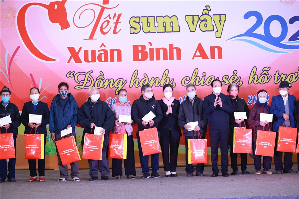 Nhiều địa phương phía Bắc tổ chức "Tết Sum vầy - Xuân bình an" cho công nhân