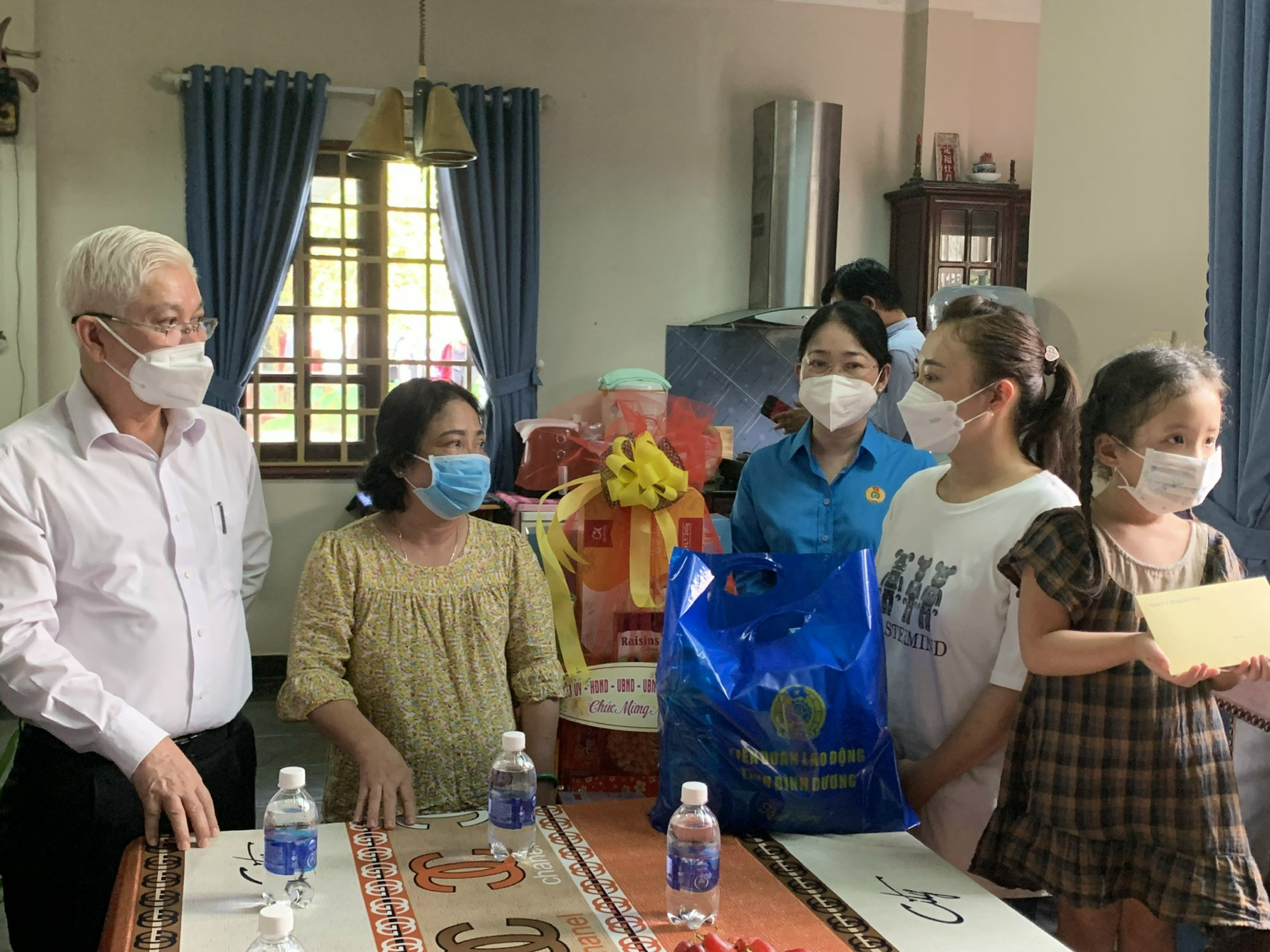 Lãnh đạo tỉnh Bình Dương thăm hỏi, động viên công nhân có hoàn cảnh đặc biệt khó khăn
