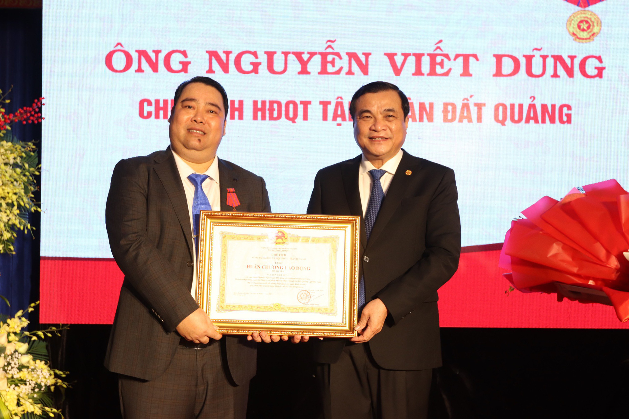Chủ tịch Tập đoàn Đất Quảng đón nhận Huân chương Lao động hạng Ba