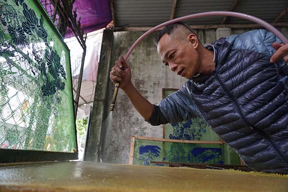 Biến rác cành dừa thành tranh