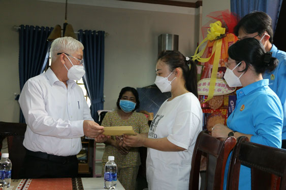 Mang xuân ấm áp đến với công nhân