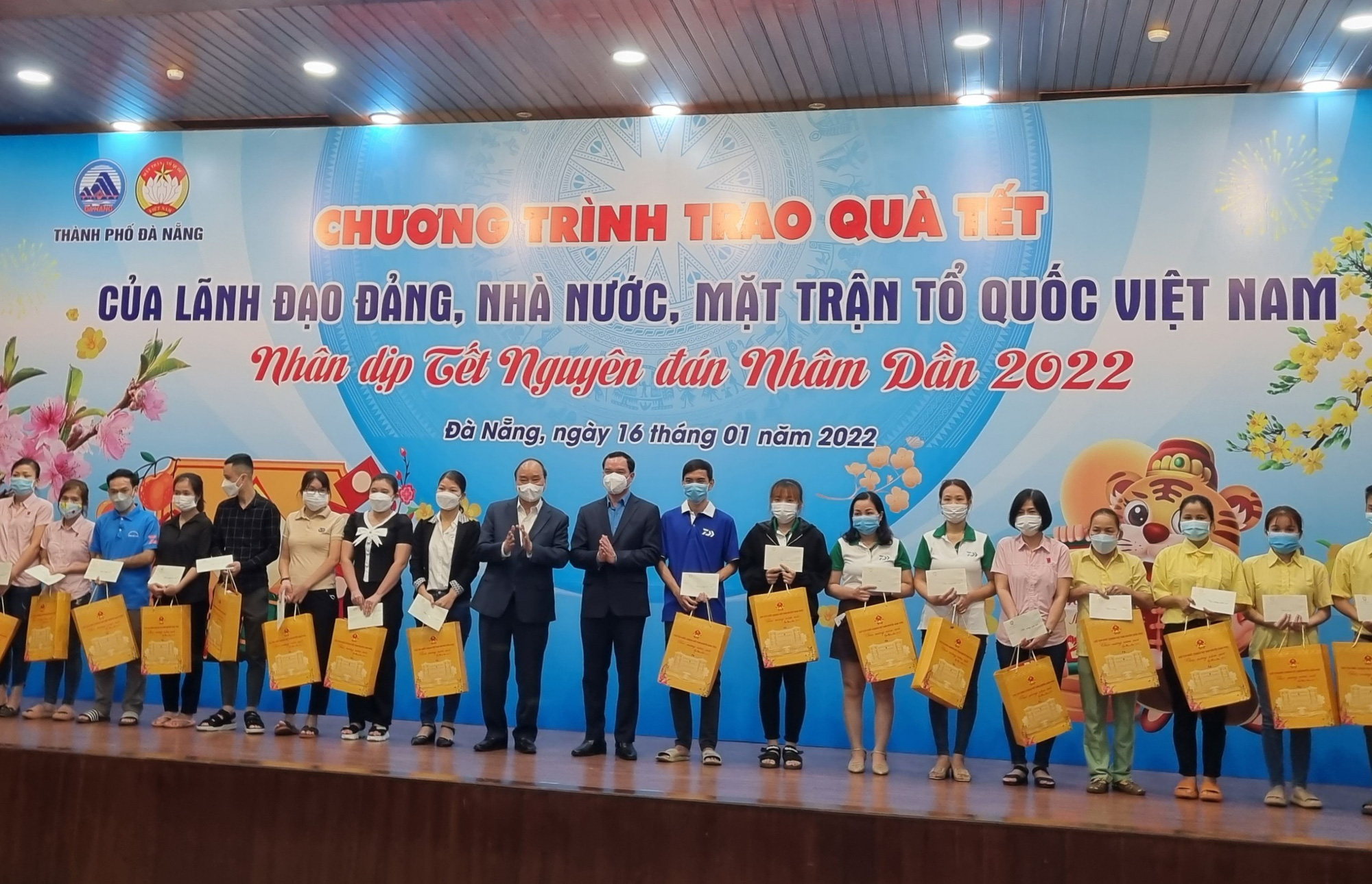 Chủ tịch nước Nguyễn Xu&acirc;n Ph&uacute;c tặng qu&agrave; cho người ngh&egrave;o ở Đ&agrave; Nẵng - Ảnh 2.