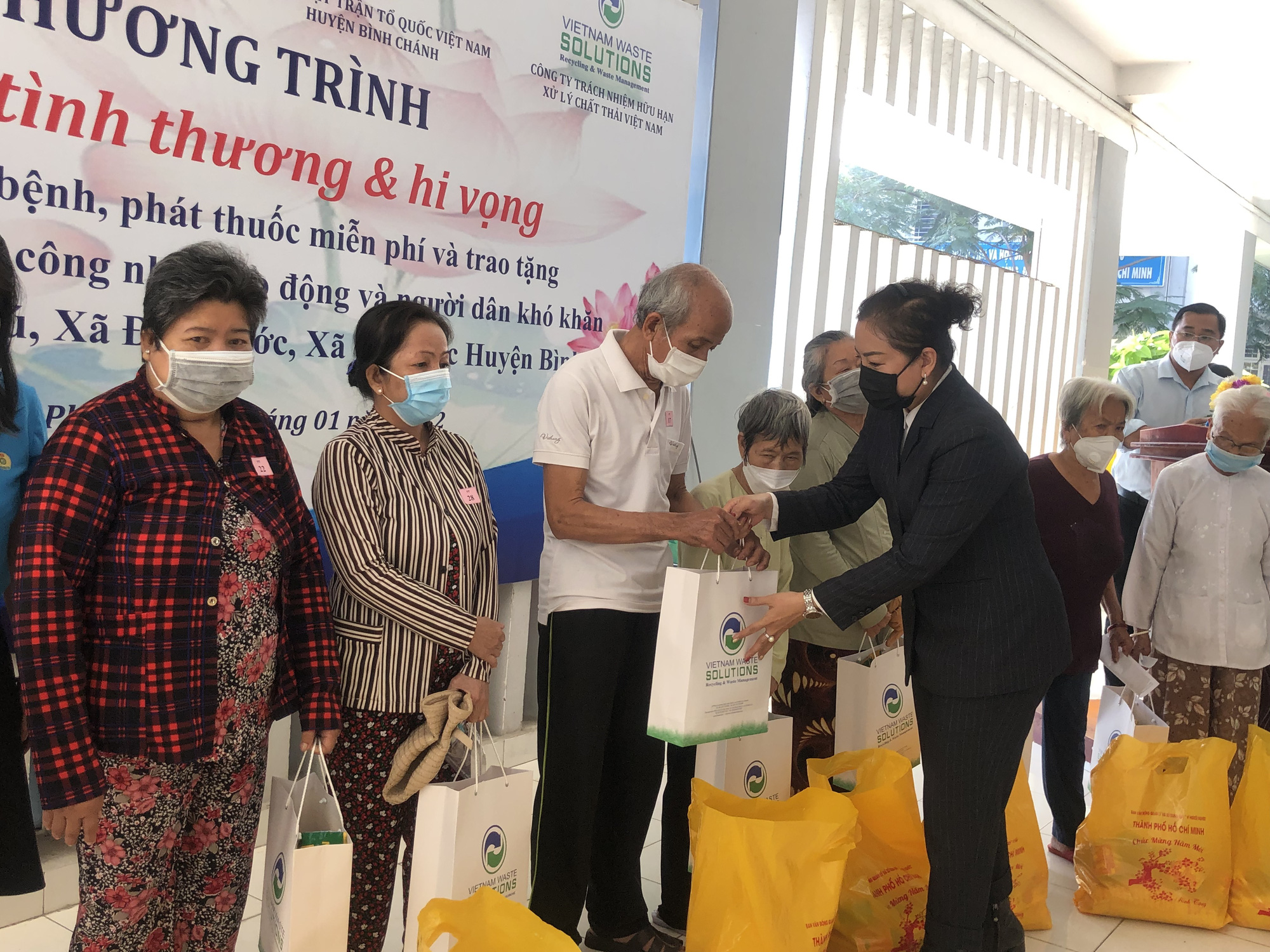VWS chăm lo Tết cho người nghèo ở Bình Chánh