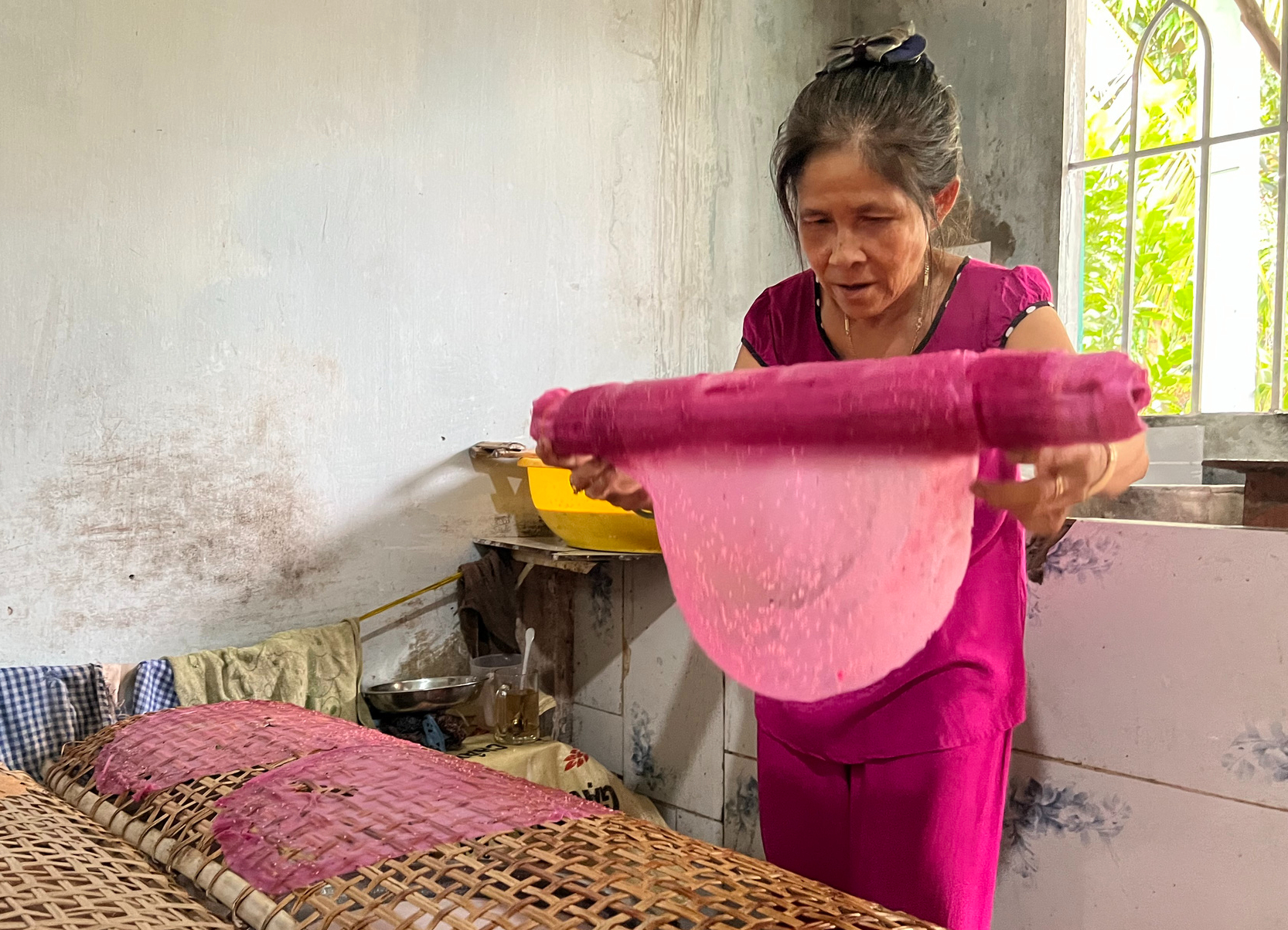 Độc đáo bánh tráng thanh long ở Vĩnh Long