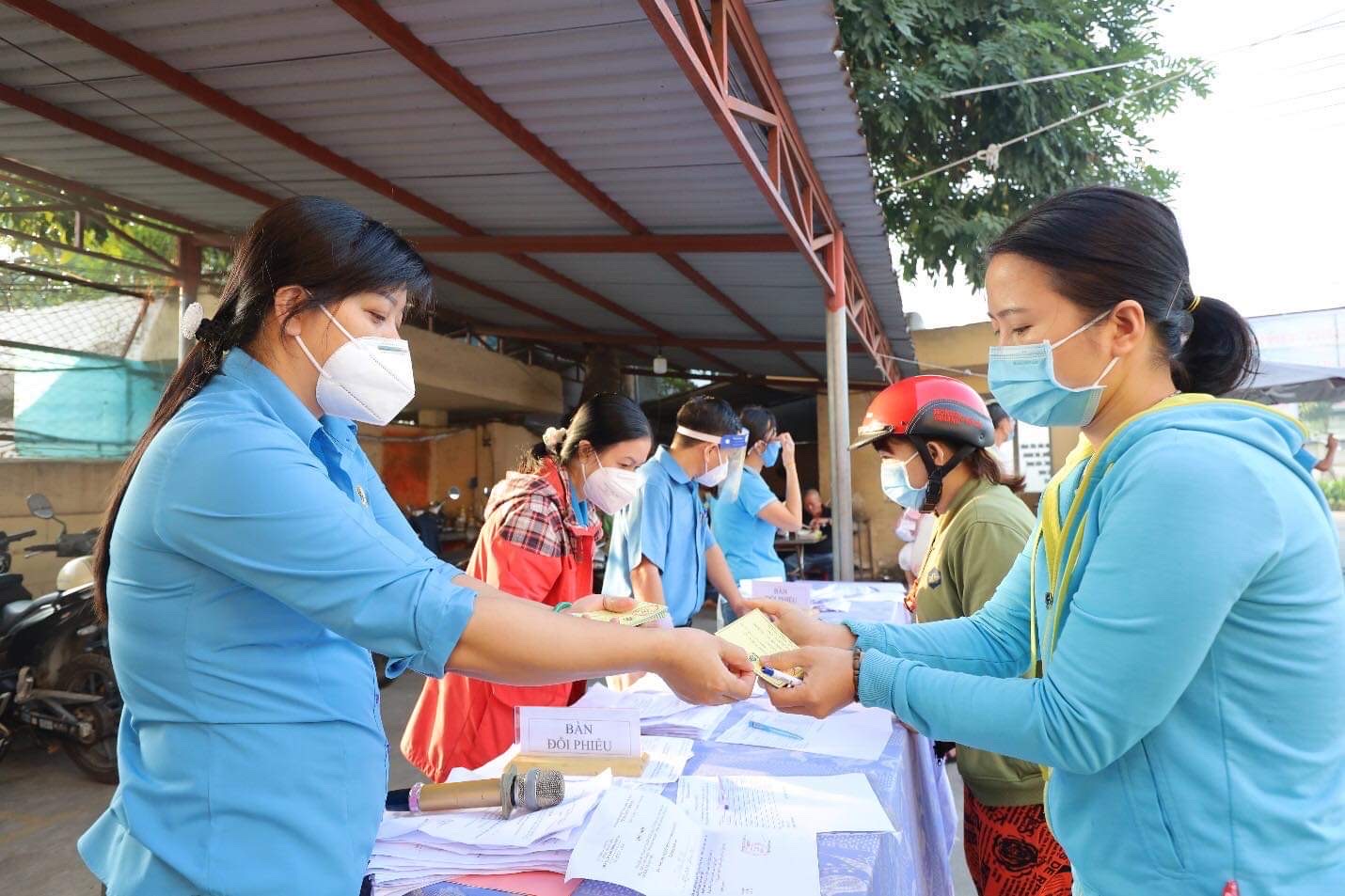 Phiên chợ 0 đồng cho công nhân - Ảnh 4.