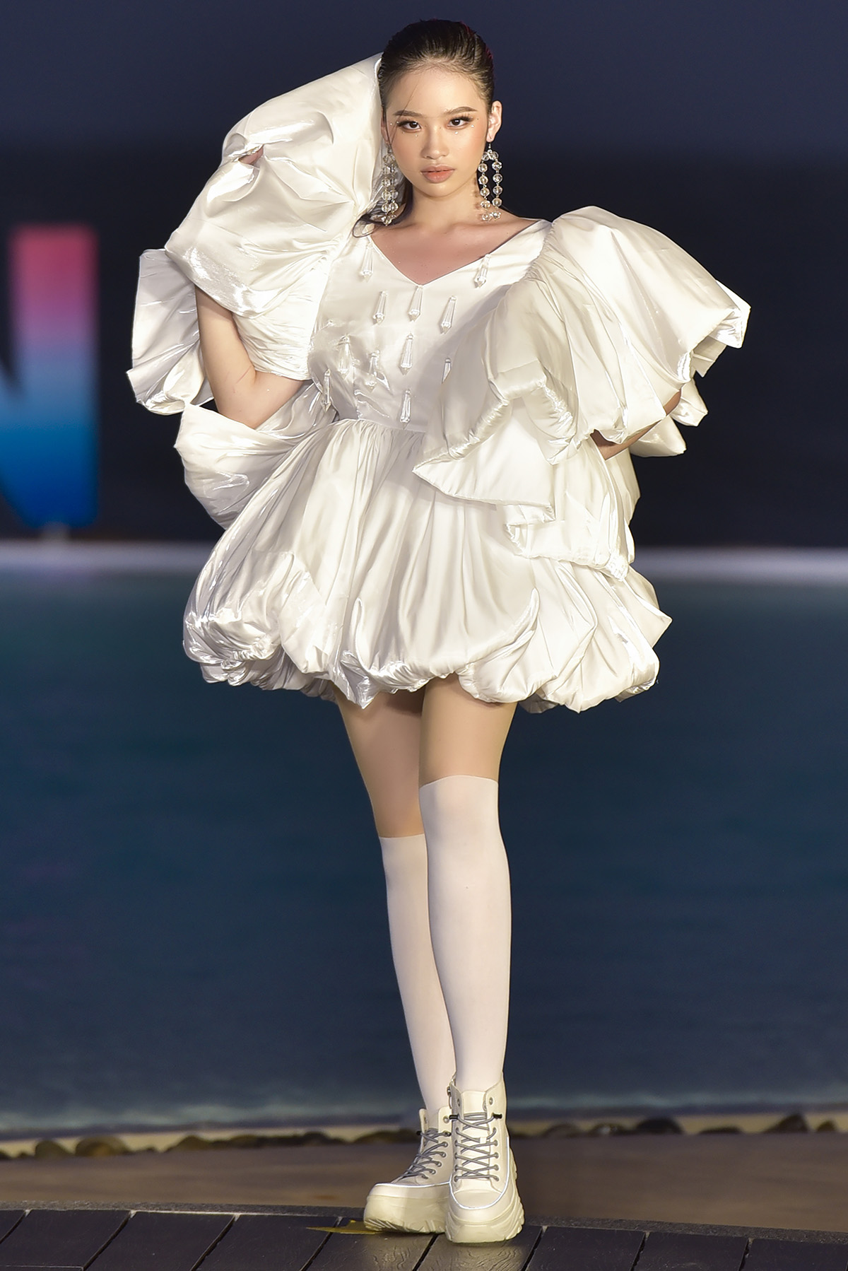 Mẫu nh&iacute; Bảo H&agrave; thần th&aacute;i cuốn h&uacute;t tr&ecirc;n s&agrave;n catwalk - Ảnh 6.