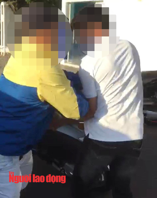 Clip: Đi c&ugrave;ng người phụ nữ, một trung t&aacute; c&ocirc;ng an bất ngờ bị h&agrave;nh hung - Ảnh 2.
