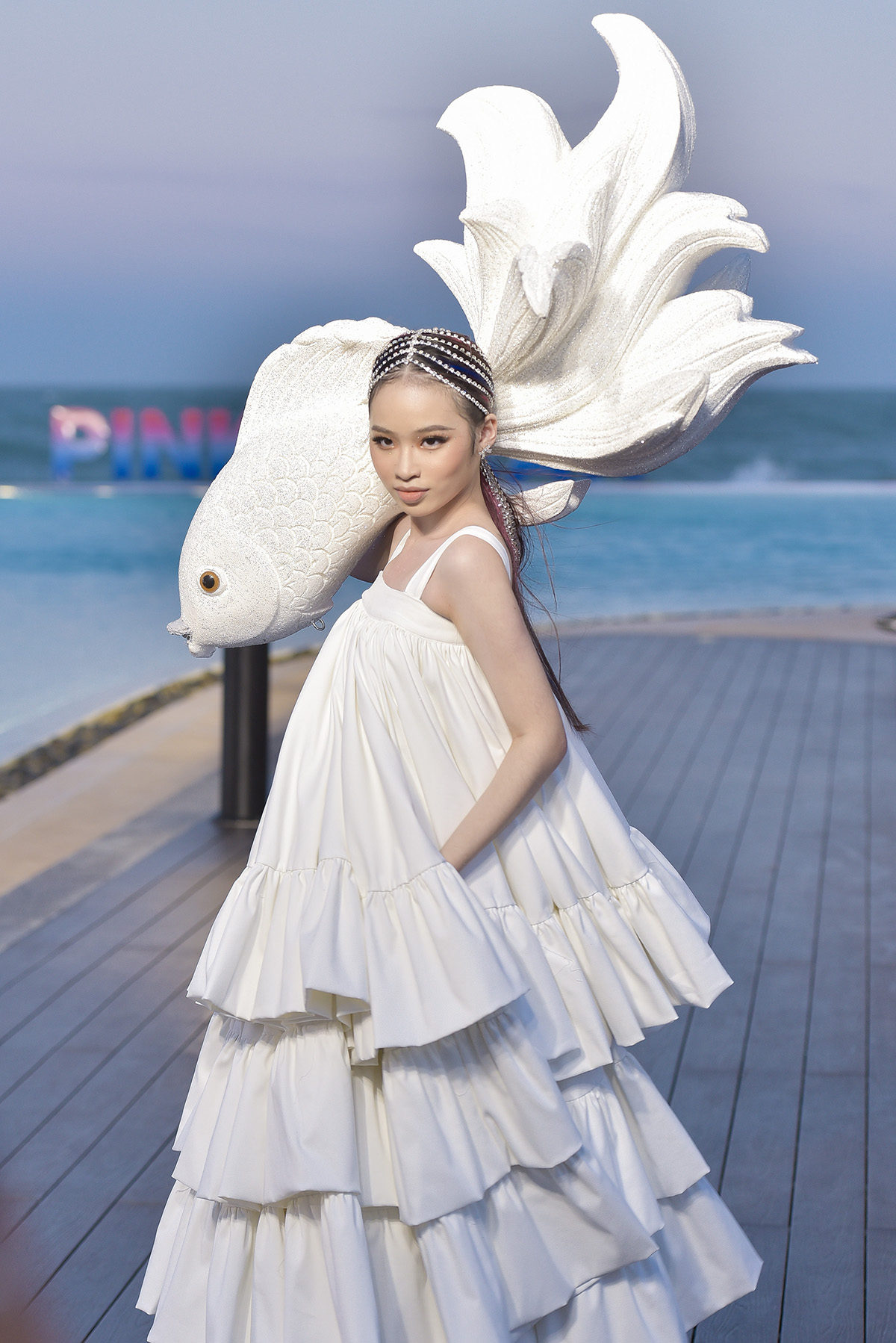 Mẫu nh&iacute; Bảo H&agrave; thần th&aacute;i cuốn h&uacute;t tr&ecirc;n s&agrave;n catwalk - Ảnh 8.