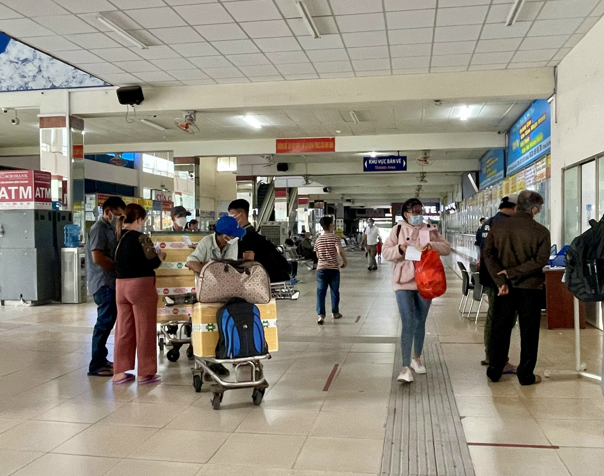 Vé máy bay, xe thương hiệu ở TP HCM đang nóng dần