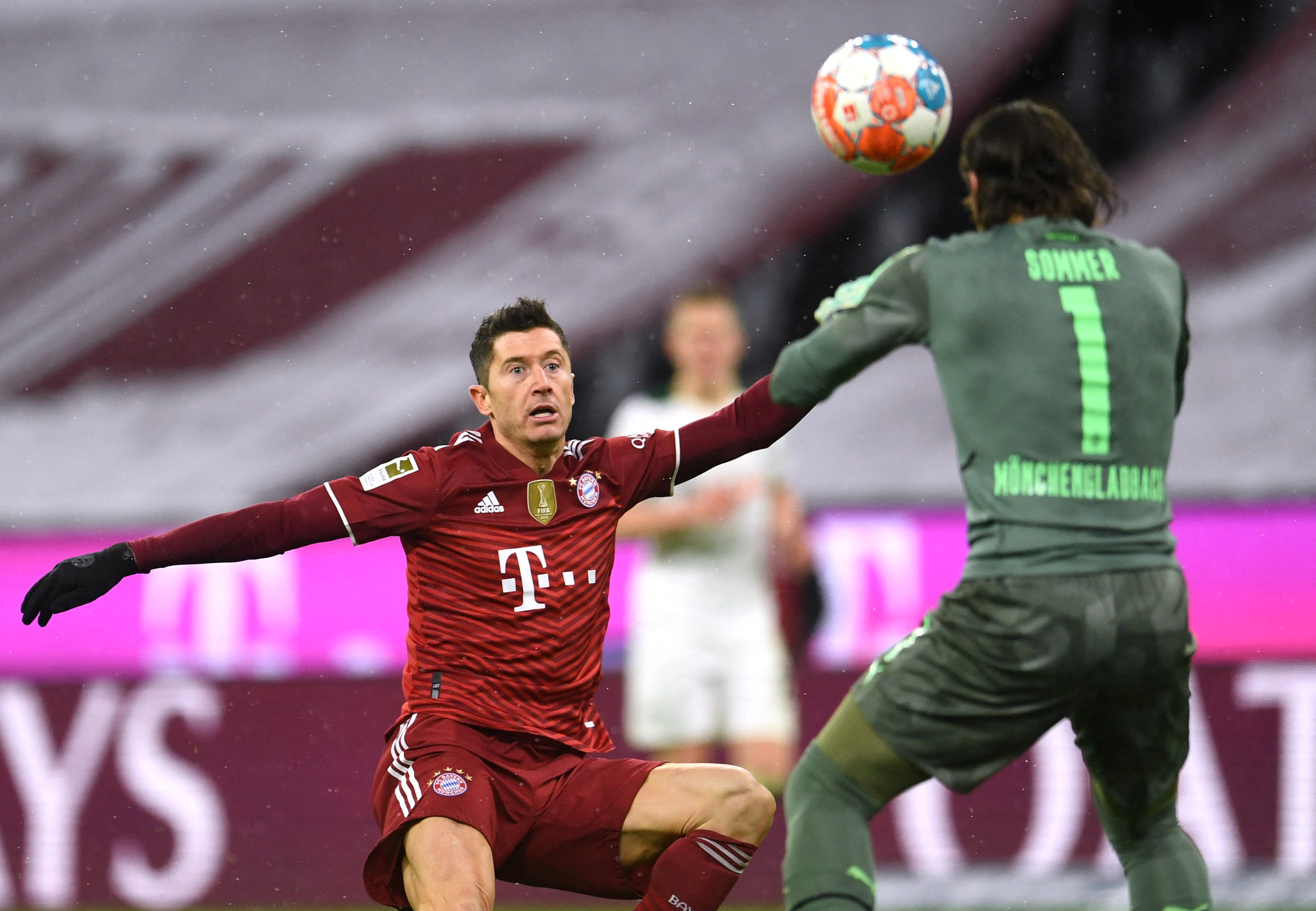 Bundesliga: Sàn diễn của "song sát" Lewandowski - Haaland