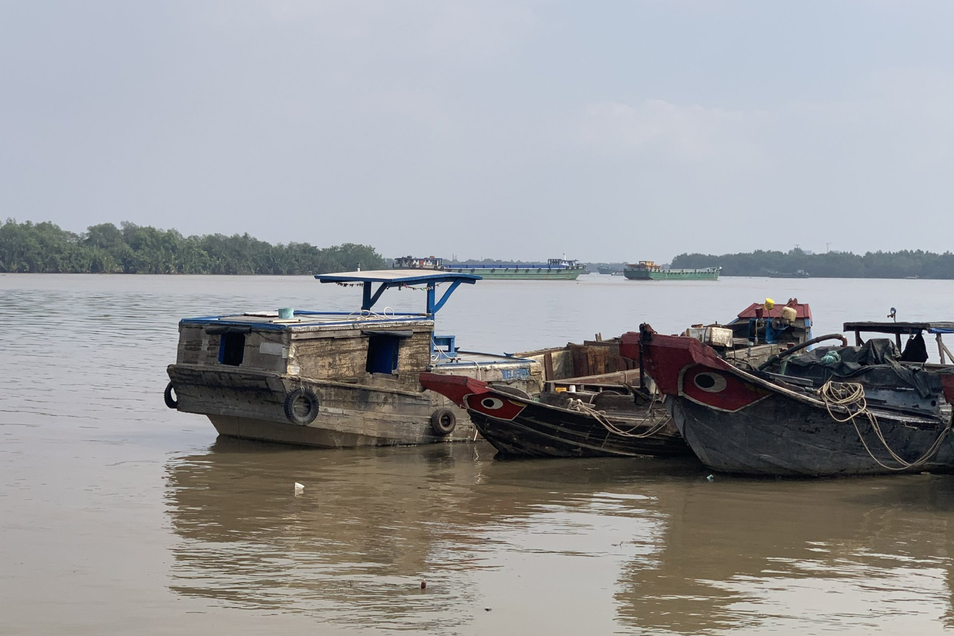 Liều lĩnh lao thẳng xuống sông Đồng Nai để lặn vào bờ