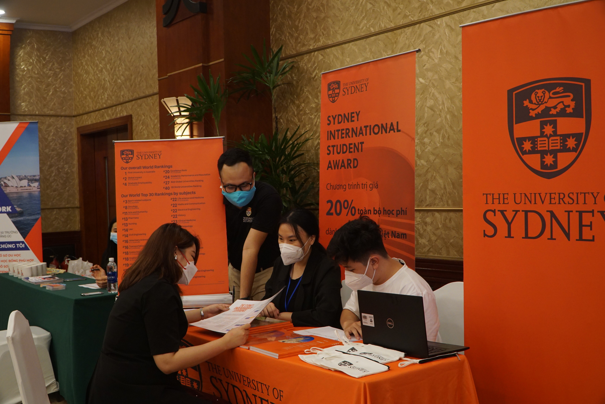 &Uacute;c mở cửa đ&oacute;n du học sinh Việt - Ảnh 2.