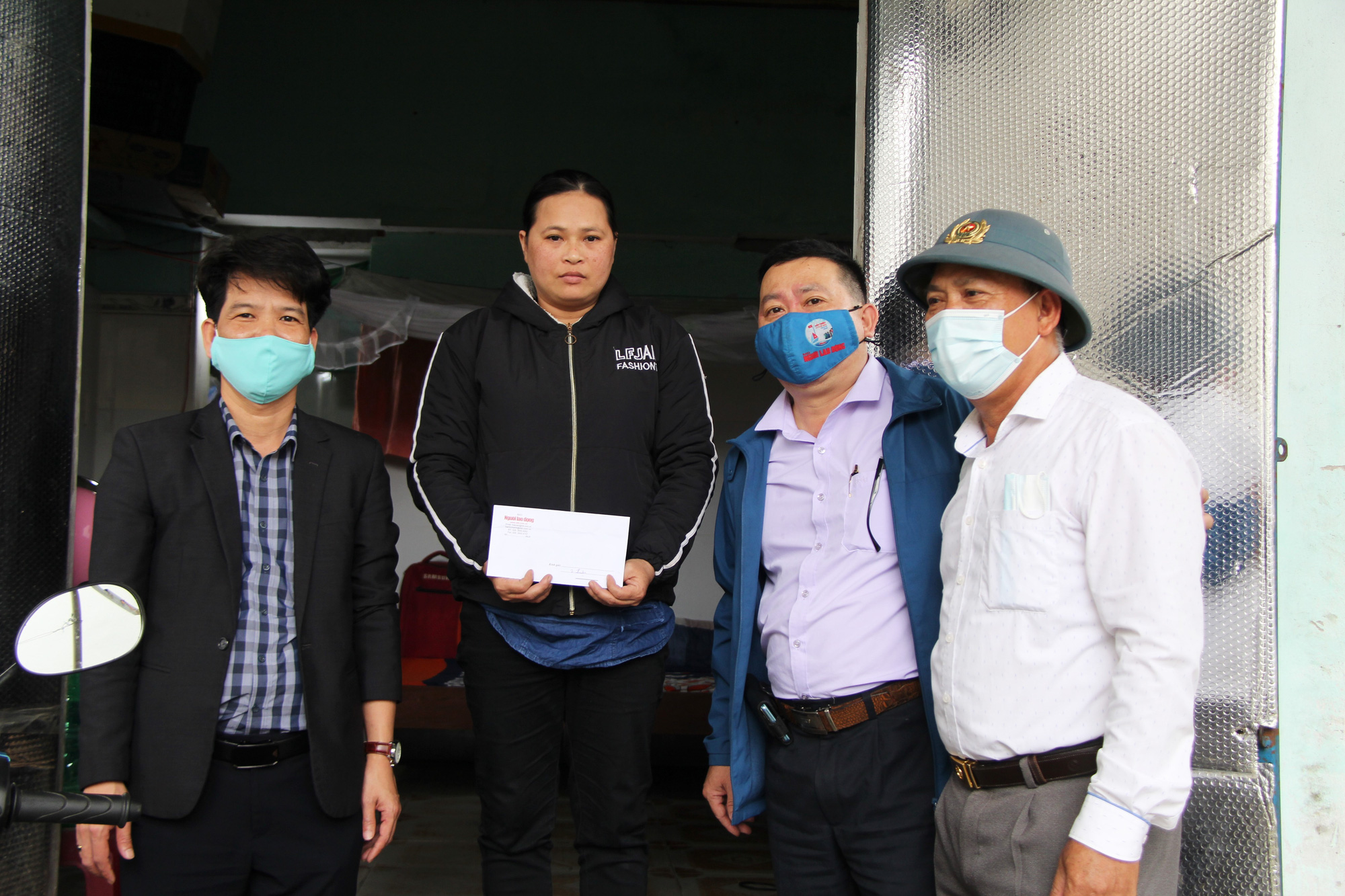 B&aacute;o Người Lao Động hỗ trợ con c&ocirc;ng nh&acirc;n c&oacute; ho&agrave;n cảnh kh&oacute; khăn tại Quảng Nam, Đ&agrave; Nẵng - Ảnh 1.