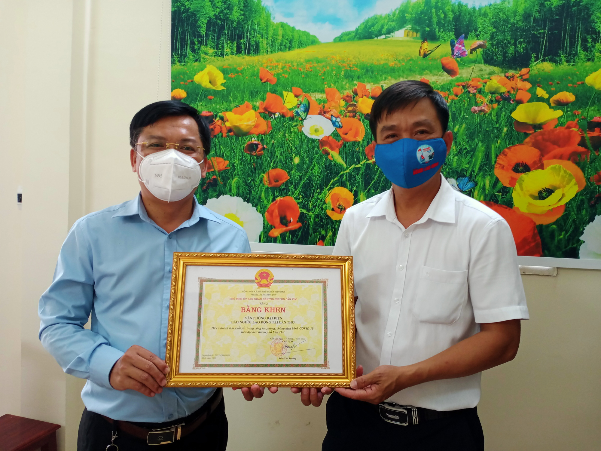 UBND TP Cần Thơ và Cảnh sát biển khen thưởng Báo Người Lao Động